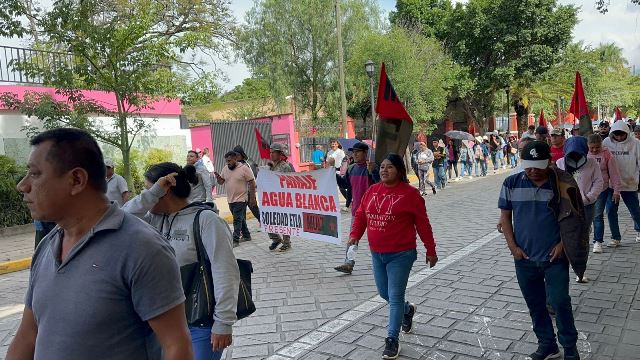 Marcha el MULT y organizaciones en la Ciudad de Oaxaca.- clamorsocial.com