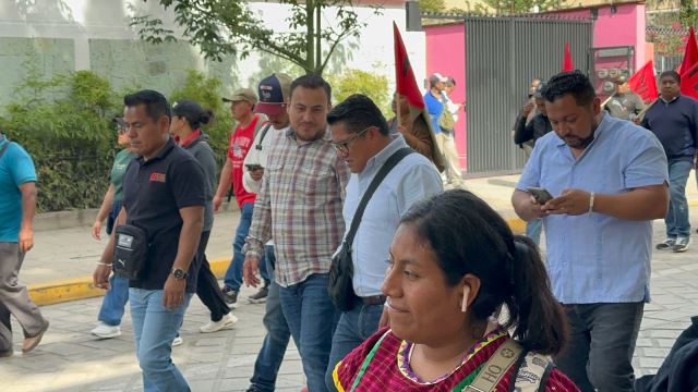 Marcha el MULT y organizaciones en la Ciudad de Oaxaca.- clamorsocial.com