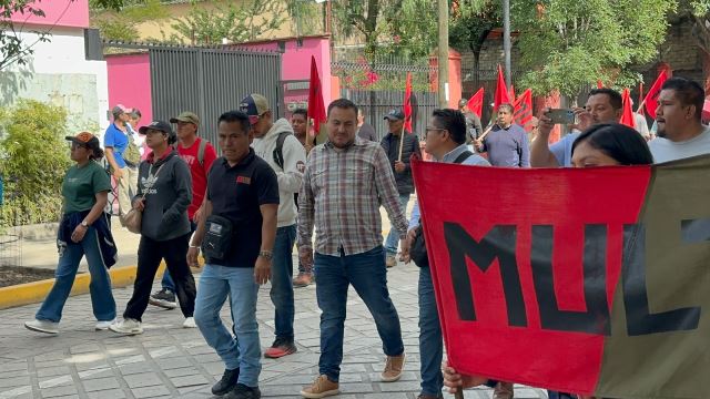 Marcha el MULT y organizaciones en la Ciudad de Oaxaca.- clamorsocial.com