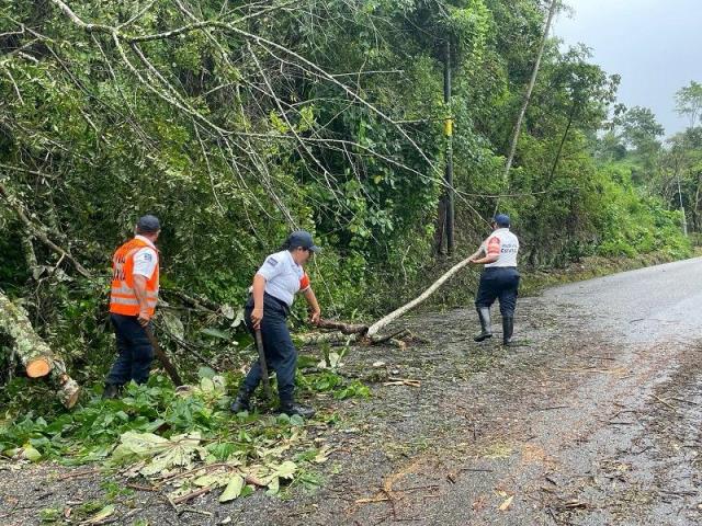 Activa Policía Vial Estatal Plan AVE ante afectaciones carreteras por lluvias en Oaxaca