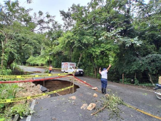Activa Policía Vial Estatal Plan AVE ante afectaciones carreteras por lluvias en Oaxaca