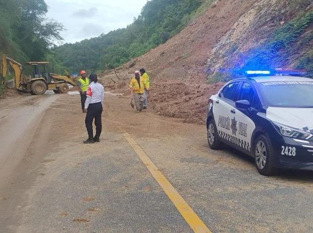 Activa Policía Vial Estatal Plan AVE ante afectaciones carreteras por lluvias en Oaxaca