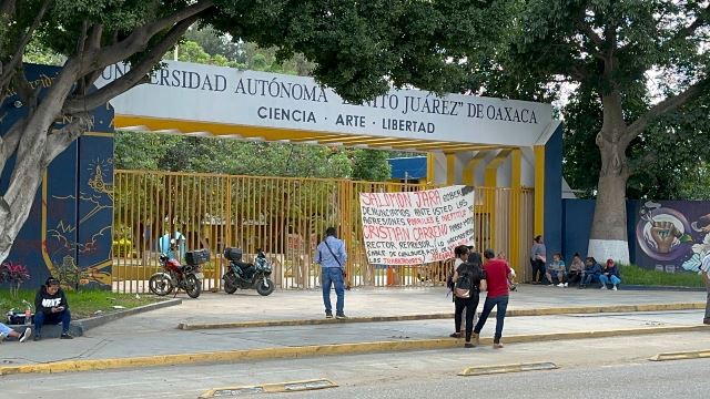 STEUABJO bloquea sobre Av. Universidad piden salida del rector.- clamorsocial.com