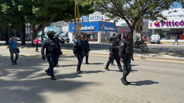 STEUABJO bloquea sobre Av. Universidad piden salida del rector.- clamorsocial.com