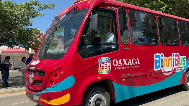 STEUABJO bloquea sobre Av. Universidad piden salida del rector.- clamorsocial.com