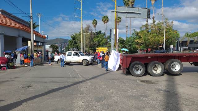 Sección 22 da inicio a los bloqueos en diferentes cruceros de la capital oaxaqueña.- clamorsocial.com