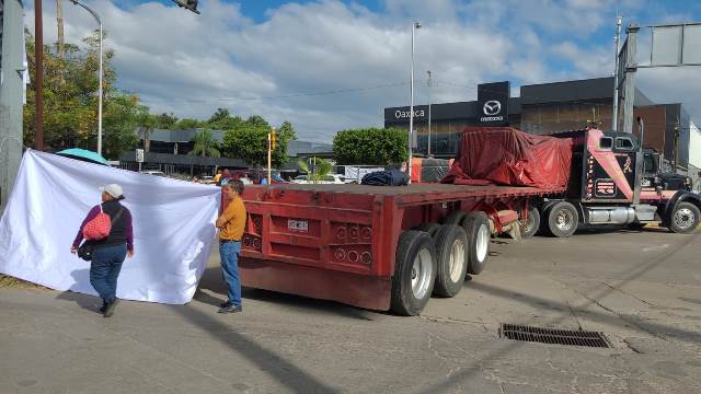 Sección 22 da inicio a los bloqueos en diferentes cruceros de la capital oaxaqueña.- clamorsocial.com