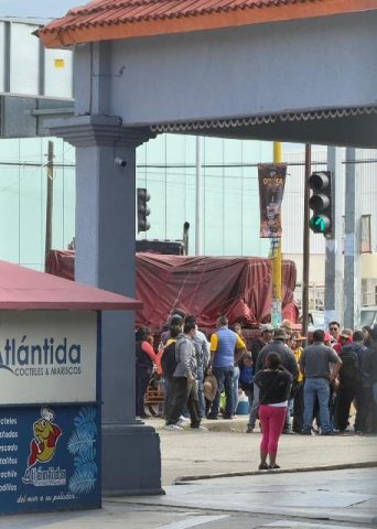 Sección 22 da inicio a los bloqueos en diferentes cruceros de la capital oaxaqueña.- clamorsocial.com