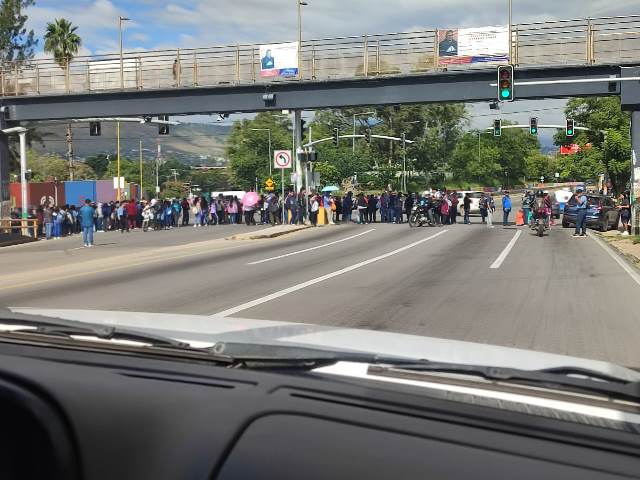 Sección 22 da inicio a los bloqueos en diferentes cruceros de la capital oaxaqueña.- clamorsocial.com