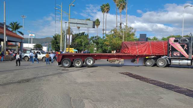 Sección 22 da inicio a los bloqueos en diferentes cruceros de la capital oaxaqueña.- clamorsocial.com