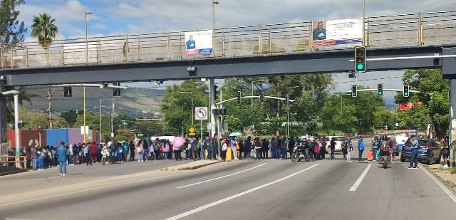 Sección 22 da inicio a los bloqueos en diferentes cruceros de la capital oaxaqueña.- clamorsocial.com
