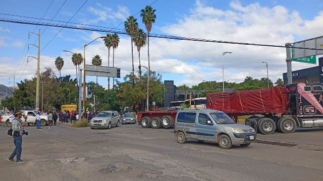 Sección 22 da inicio a los bloqueos en diferentes cruceros de la capital oaxaqueña.- clamorsocial.com