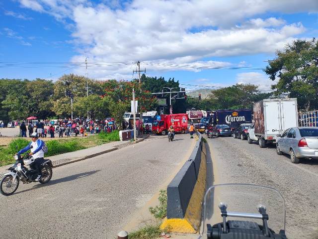 Sección 22 da inicio a los bloqueos en diferentes cruceros de la capital oaxaqueña.- clamorsocial.com