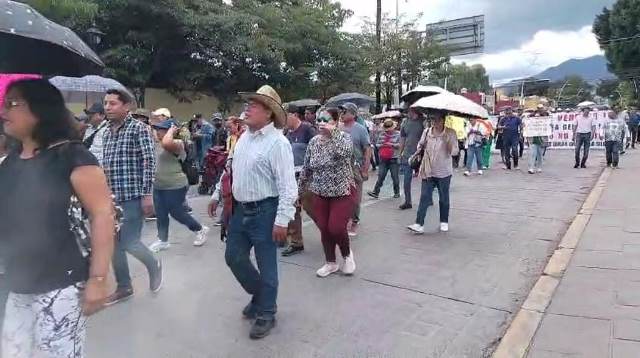 Burócratas del gobierno generan caos en Fonapas por festejos e inconformidades.- clamorsocial.com