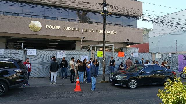 Trabajadores del Poder Judicial de la Federación de Michoacán realizan paro de labores con toma de sedes