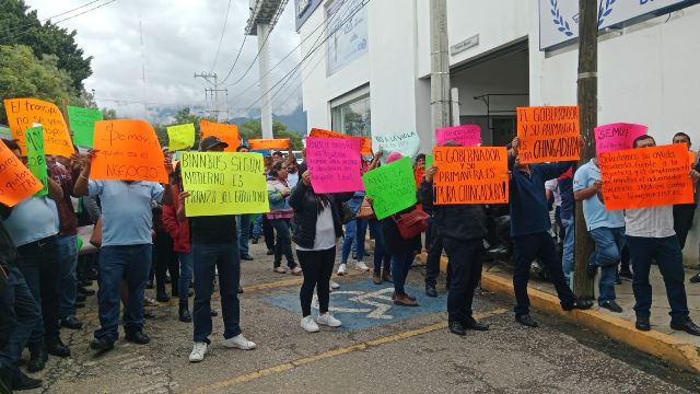 Se manifiestan choferes de urbanos en la DDHPO.- clamorsocial.com