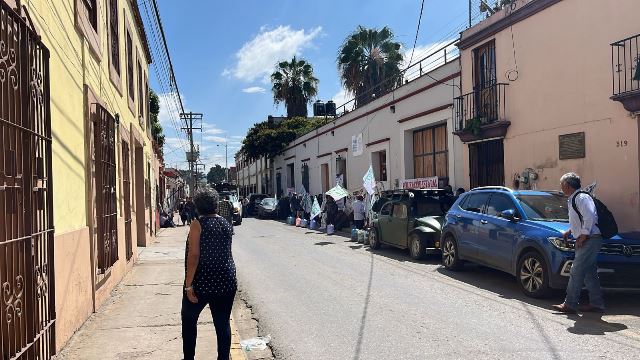 Organizaciones sociales toman sedes de la Fiscalía Estatal en Oaxaca.- clamorsocial.com