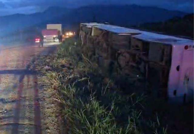 Volcadura de autobús en San Antonio de la Cal deja solo daños materiales.- clamorsocial.com
