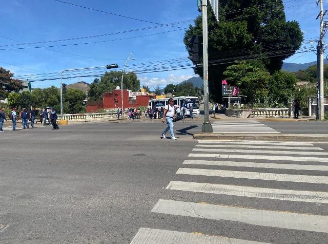 Bloquean supervisores de la Sección 22 a la altura de Fonapas.- clamorsocial.com