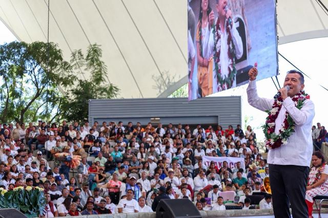 Rinde Luis Alfonso Silva Romo primer informe ante miles de oaxaqueños en el Auditorio Guelaguetza.- clamorsocial.com