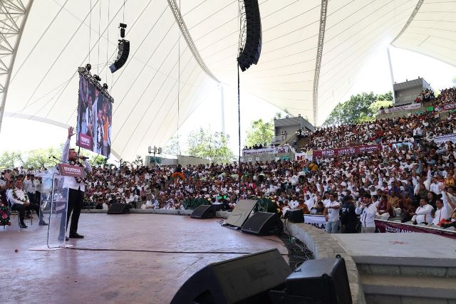 Rinde Luis Alfonso Silva Romo primer informe ante miles de oaxaqueños en el Auditorio Guelaguetza.- clamorsocial.com