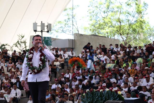Rinde Luis Alfonso Silva Romo primer informe ante miles de oaxaqueños en el Auditorio Guelaguetza.- clamorsocial.com