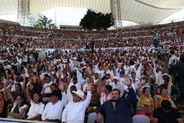 Rinde Luis Alfonso Silva Romo primer informe ante miles de oaxaqueños en el Auditorio Guelaguetza.- clamorsocial.com