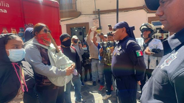Desalojan a normalistas en el centro de la Ciudad de Oaxaca.- clamorsocial.com