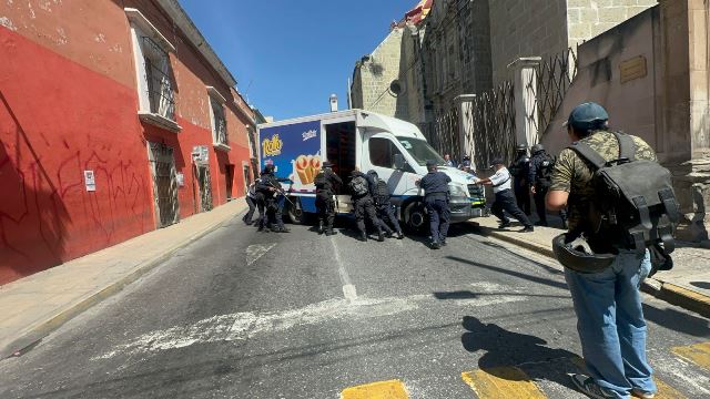 Desalojan a normalistas en el centro de la Ciudad de Oaxaca.- clamorsocial.com