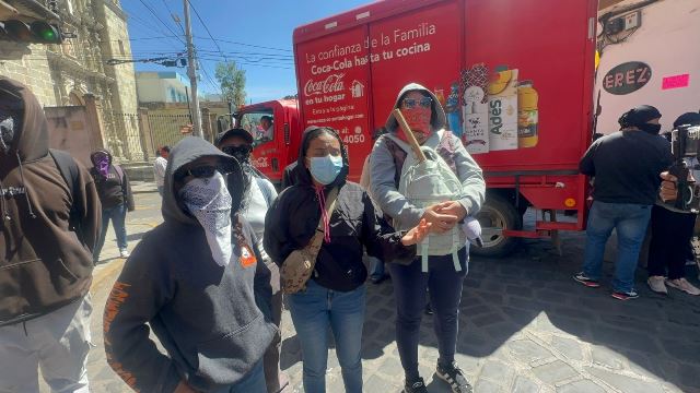 Desalojan a normalistas en el centro de la Ciudad de Oaxaca.- clamorsocial.com