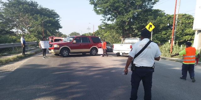 Bloquean paso de Juchitán sobre la carretera transístmica.- clamorsocial.com