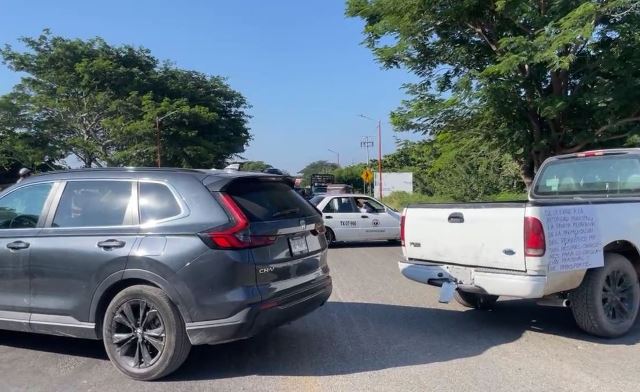 Bloquean paso de Juchitán sobre la carretera transístmica.- clamorsocial.com