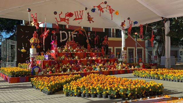 Tras salida de supervisores, adornan el Palacio de Gobierno; hoy será la verbena de Xandú.- clamorsocial.com