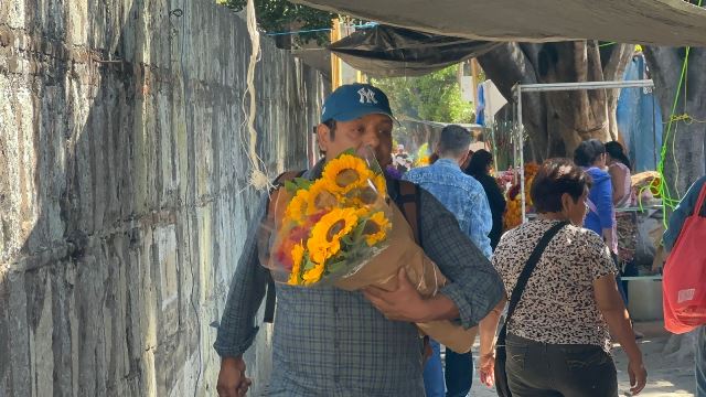 Familias ya visitan los panteones en la capital.- clamorsocial.com