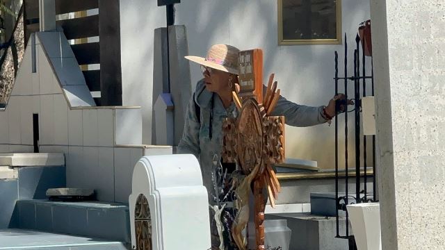 Familias ya visitan los panteones en la capital.- clamorsocial.com