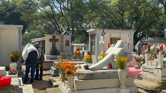 Familias ya visitan los panteones en la capital.- clamorsocial.com