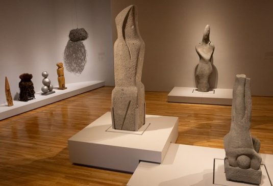 Exposición "Partituras Corporales" revisa la amplia trayectoria de Geles Cabrera