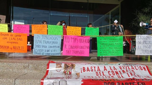 Jubilados toman oficinas del COBAO sobre Av. Universidad Pedro Parola Para exigir pagos de los finiquitos 2023, 2024 y 2025, un grupo de trabajadores jubilados del COBAO tomaron la dirección general de esa institución educativa sobre Avenida Universidad. Los trabajadores señalaron que su protesta, es derivado que la dirección general que encabeza Angelica García, se niega a pagarles este finiquito a más de 100 trabajadores. Indicaron que desde el 2023 no han recibido estos pagos y advirtieron que de no atenderse el número de trabajadores podría incrementarse. En ese sentido piden atención, o advirtieron que podrían radicalizar sus movilizaciones. Hicieron un llamado al gobernador, Salomón Jara voltear a ver la situación del COBAO y dar atención a esta problemática. Es de señalar que por esta protesta, las actividades dentro de la dirección general han quedado suspendidas.