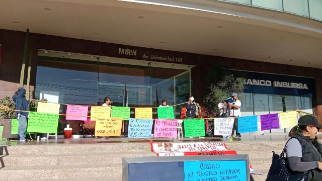 Jubilados toman oficinas del COBAO sobre Av. Universidad Pedro Parola Para exigir pagos de los finiquitos 2023, 2024 y 2025, un grupo de trabajadores jubilados del COBAO tomaron la dirección general de esa institución educativa sobre Avenida Universidad. Los trabajadores señalaron que su protesta, es derivado que la dirección general que encabeza Angelica García, se niega a pagarles este finiquito a más de 100 trabajadores. Indicaron que desde el 2023 no han recibido estos pagos y advirtieron que de no atenderse el número de trabajadores podría incrementarse. En ese sentido piden atención, o advirtieron que podrían radicalizar sus movilizaciones. Hicieron un llamado al gobernador, Salomón Jara voltear a ver la situación del COBAO y dar atención a esta problemática. Es de señalar que por esta protesta, las actividades dentro de la dirección general han quedado suspendidas.