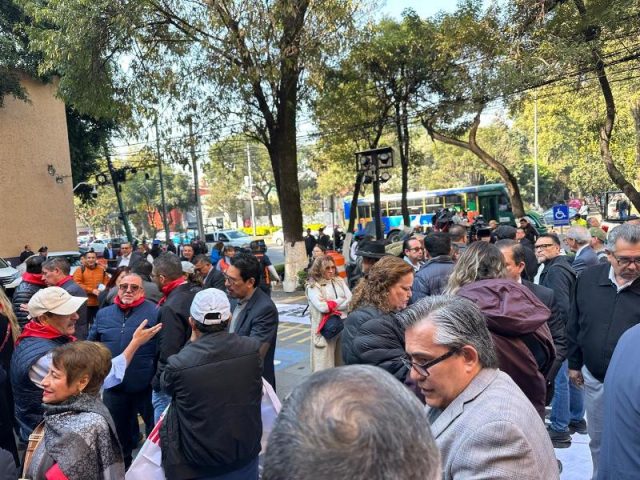 Jueces y Magistrados cesados ​​por reforma al Poder Judicial se manifiestan para exigir pago de indemnizaciones