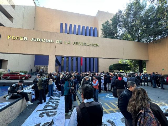 Jueces y Magistrados cesados ​​por reforma al Poder Judicial se manifiestan para exigir pago de indemnizaciones