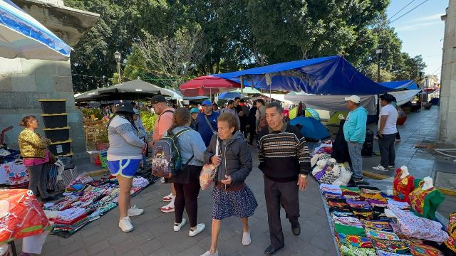 Vendedores ambulantes se instalan en el zócalo de la Ciudad de Oaxaca
