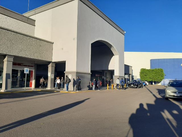 Se instalan maestros en el zócalo de Oaxaca
