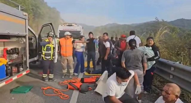FUERTE ACCIDENTE ENTRE ADO Y TRAYLER EN EL TRAMO CARRETERO BARRANCA LARGA - VENTANILLA