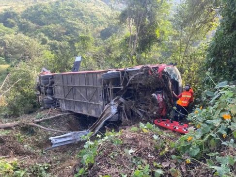 FUERTE ACCIDENTE ENTRE ADO Y TRAYLER EN EL TRAMO CARRETERO BARRANCA LARGA - VENTANILLA