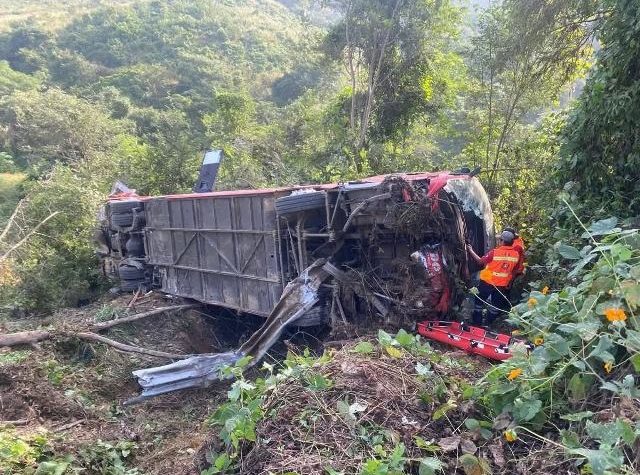 FUERTE ACCIDENTE ENTRE ADO Y TRAYLER EN EL TRAMO CARRETERO BARRANCA LARGA - VENTANILLA