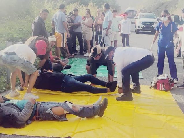 FUERTE ACCIDENTE ENTRE ADO Y TRAYLER EN EL TRAMO CARRETERO BARRANCA LRGA - VENTANILLA