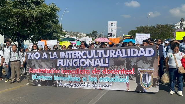 Marchan catedráticos y alumnos de la Universidad Intercultural del Pueblo en la capital Marchan catedráticos y alumnos de la Universidad Intercultural del Pueblo en la capital