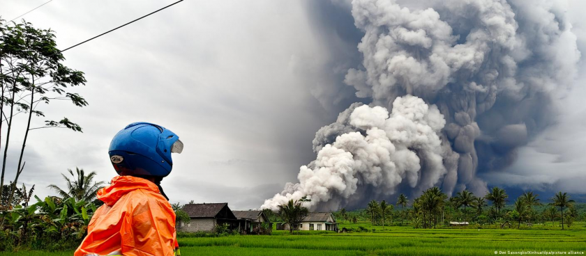 Las autoridades han demarcado una zona de exclusión de un radio de 8 kilómetros desde el cráter del volcán Semeru, uno de los más activos de Indonesia.Imagen: Dwi Sasongko/Xinhua/dpa/picture alliance


Fuente: https://www.dw.com/es/erupci%C3%B3n-del-volc%C3%A1n-semeru-en-indonesia-casi-mil-personas-evacuadas/a-74817064