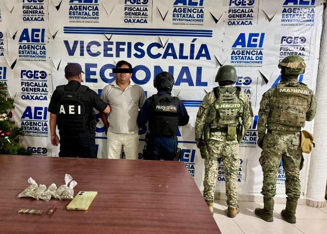 Con Operación Sable, Fiscalía de Oaxaca, DEFENSA, Marina y SSPC realizan cateo en punto de venta de narcomenudeo en la Costa: detienen una persona, aseguran droga y cartuchos útiles.- clamorsocial.com